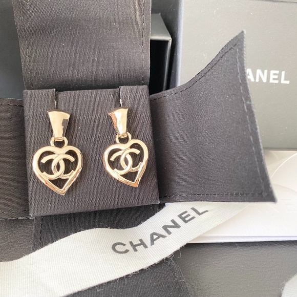 2022P CHANEL GOLD CC LOGO DANGLE HEART SHAPE STUD EARRINGS - Picture 4 of 12